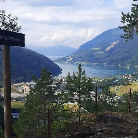 Fjordpust Og Fjellsteg - Daire Stryn