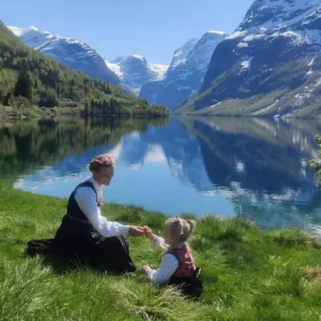 Fjordpust Og Fjellsteg - Stryn